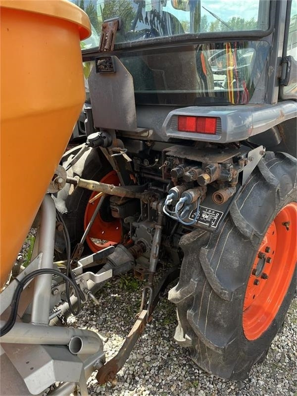 Kubota STW37 Kun 1144 timer STW37 - Munitsipaaltraktor: pilt 4 Kubota STW37 Kun 1144 timer STW37 - Munitsipaaltraktor: pilt 4