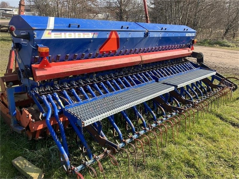 Kuhn HR 4002 Med Fiona Astra SR - Kombain-külvimasin: pilt 4 Kuhn HR 4002 Med Fiona Astra SR - Kombain-külvimasin: pilt 4