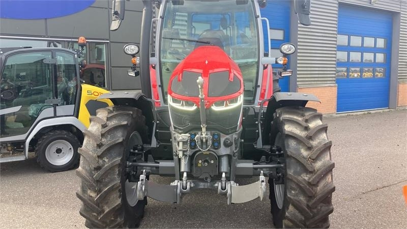 Massey Ferguson 5S.145 Exclusive Dyna-6 Exclusive - Traktor: pilt 2 Massey Ferguson 5S.145 Exclusive Dyna-6 Exclusive - Traktor: pilt 2