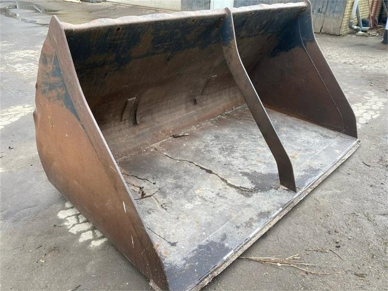 New Holland SKOVL Korn/flisskovl med CNH teleskopophæng - Laaduri kopp: pilt 2 New Holland SKOVL Korn/flisskovl med CNH teleskopophæng - Laaduri kopp: pilt 2