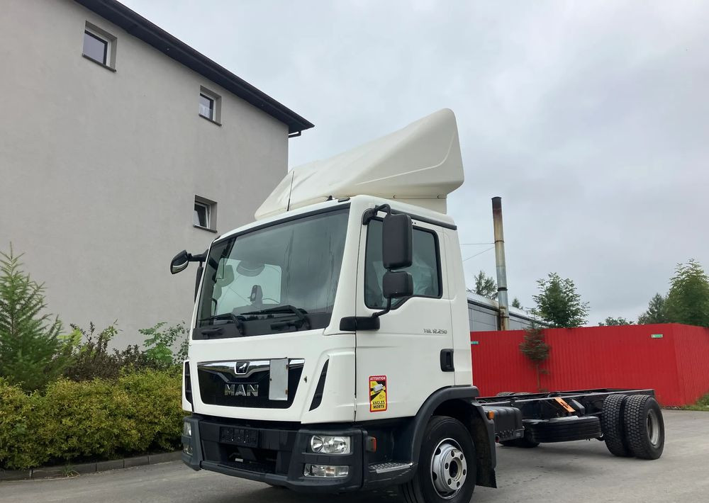 MAN Man TGM 12.250 euro 6 ramo do zabudowy Pomoc drogowa laweta kiper - Kabiinišassiiga veoauto: pilt 1 MAN Man TGM 12.250 euro 6 ramo do zabudowy Pomoc drogowa laweta kiper - Kabiinišassiiga veoauto: pilt 1