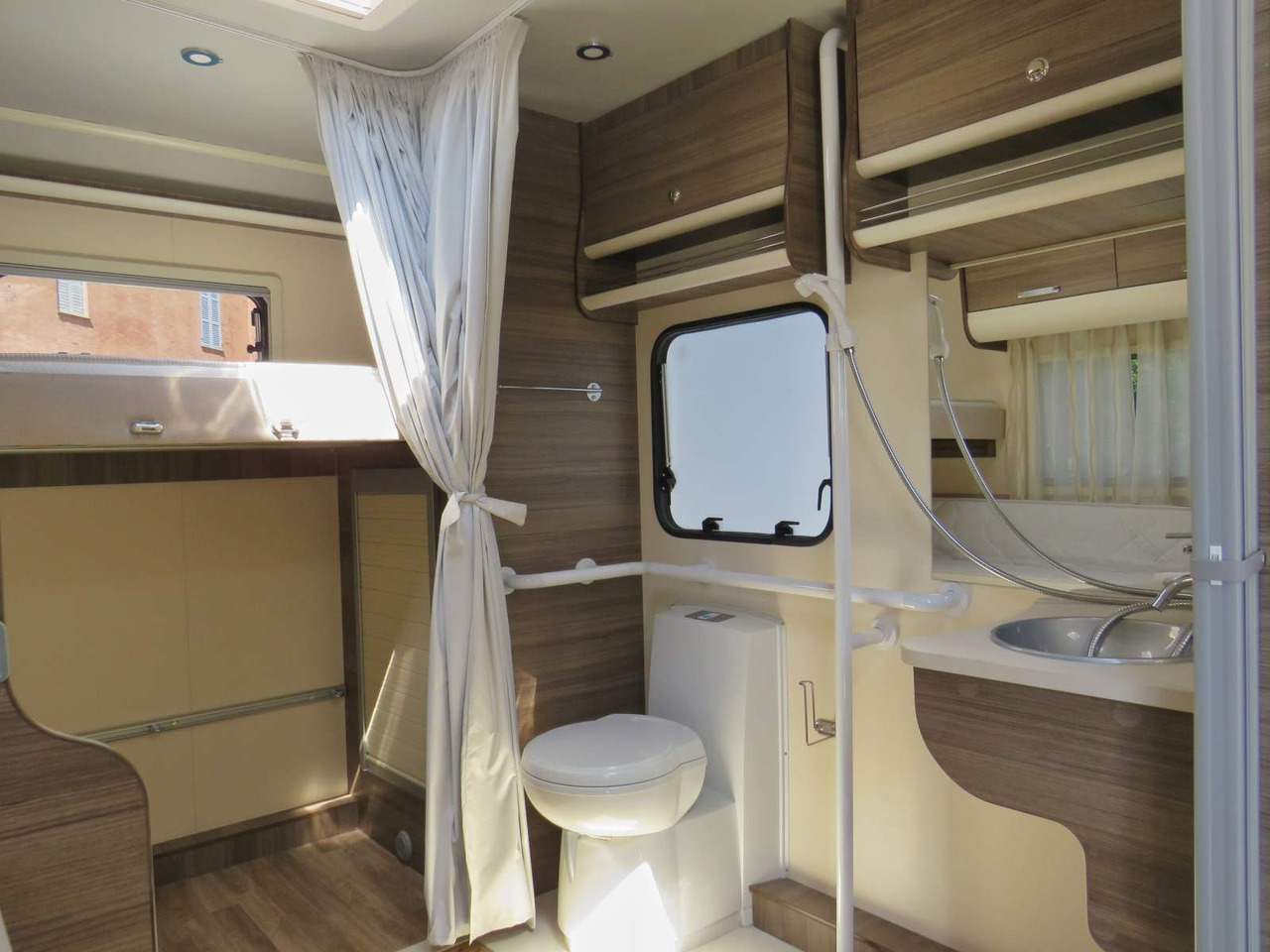 Fiat Ducato RETRACTABLE PLATFORM (300KG CAPACITY) - Alkooven: pilt 3 Fiat Ducato RETRACTABLE PLATFORM (300KG CAPACITY) - Alkooven: pilt 3