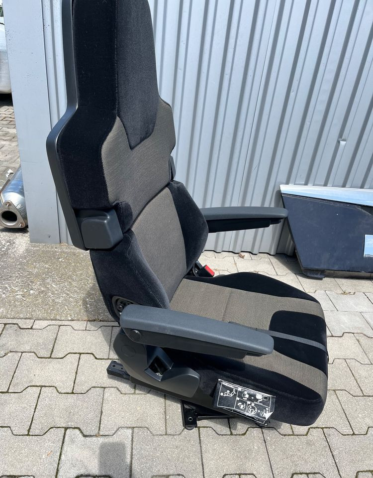 Fotel pasażera MAN TG3 TGX obrotowy nowy model siedzenie prawe - Kabiin ja interjöör - Veoauto: pilt 4 Fotel pasażera MAN TG3 TGX obrotowy nowy model siedzenie prawe - Kabiin ja interjöör - Veoauto: pilt 4