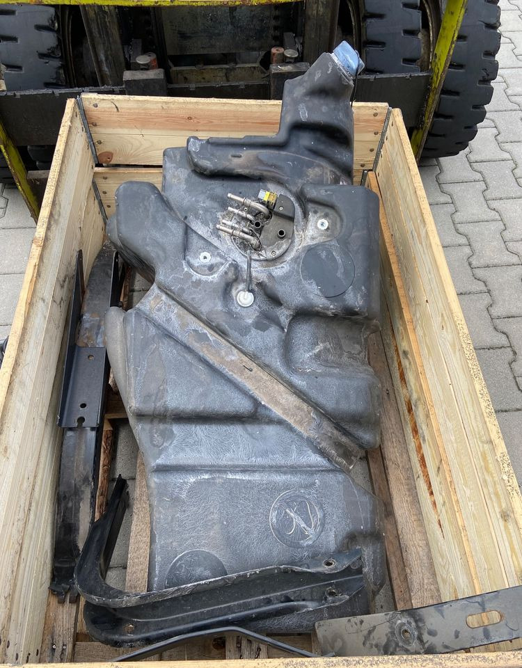 Zbiornik adblue DAF XF 106 euro 6 lift kompletny ad blue - Kütusesüsteem - Veoauto: pilt 2 Zbiornik adblue DAF XF 106 euro 6 lift kompletny ad blue - Kütusesüsteem - Veoauto: pilt 2