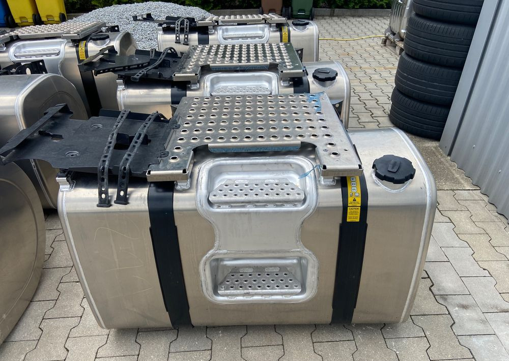 Zbiornik paliwa Volvo FH Renault 480 litrów bak jak nowy - Kütusepaak - Veoauto: pilt 1 Zbiornik paliwa Volvo FH Renault 480 litrów bak jak nowy - Kütusepaak - Veoauto: pilt 1