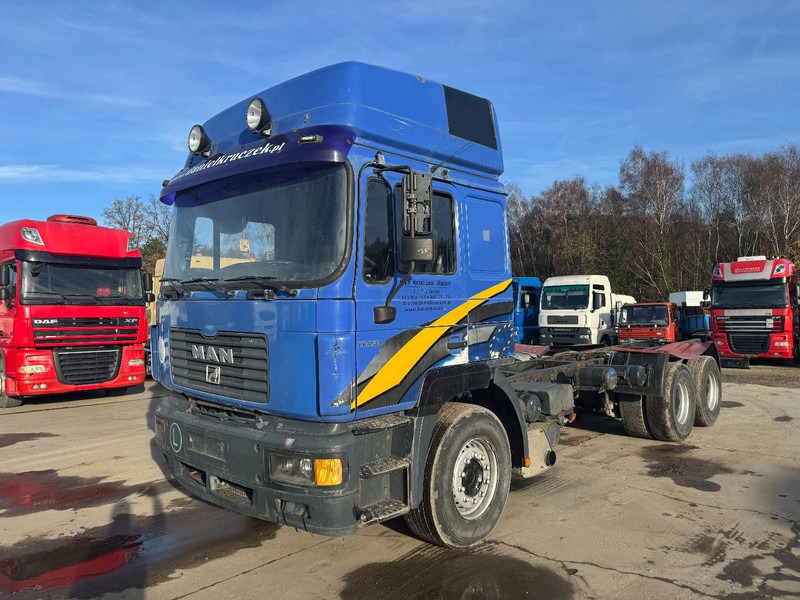 MAN 26.410 (BIG AXLE / 10 TIRES / 6X4 / 6 CYLINDER / MANUAL GEARBOX) - Kabiinišassiiga veoauto: pilt 1 MAN 26.410 (BIG AXLE / 10 TIRES / 6X4 / 6 CYLINDER / MANUAL GEARBOX) - Kabiinišassiiga veoauto: pilt 1