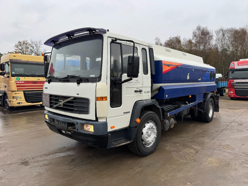 Volvo FL 6 - 220 (11000 L / 2 COMPARTMENTS / 18 TON / MANUAL GEARBOX / PERFECT) - Tsisternauto: pilt 1 Volvo FL 6 - 220 (11000 L / 2 COMPARTMENTS / 18 TON / MANUAL GEARBOX / PERFECT) - Tsisternauto: pilt 1