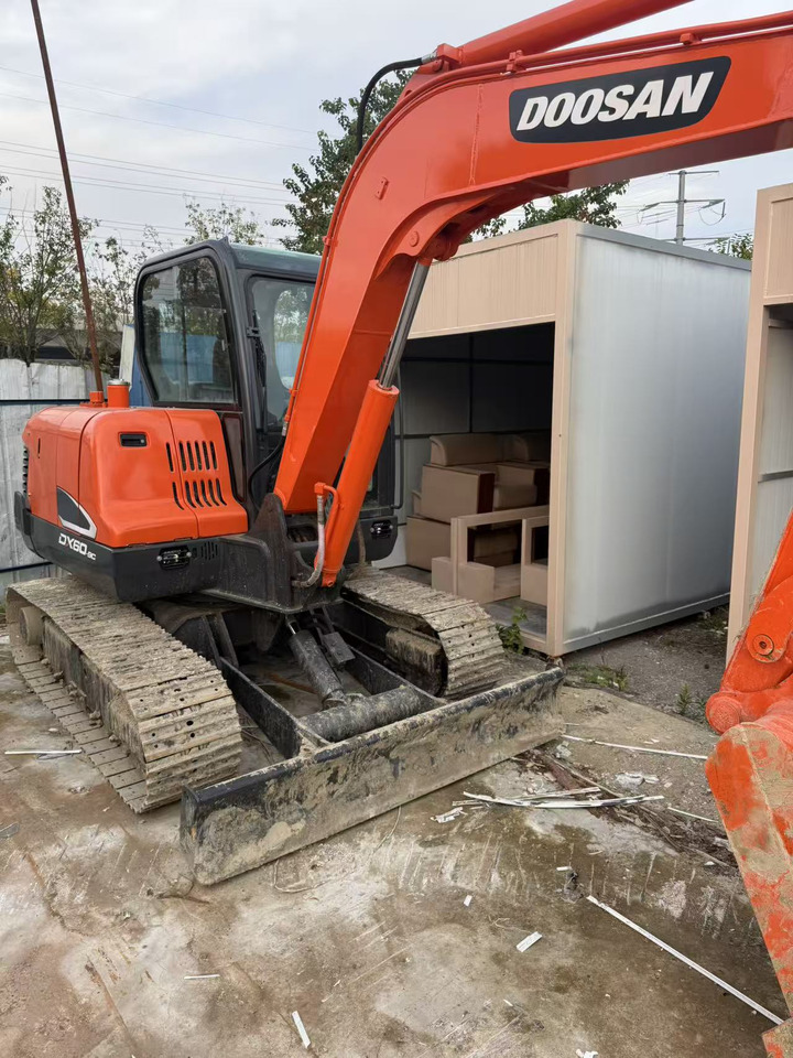 DOOSAN Used large Doosan DX60 excavators, original DX60 used excavators, 6-ton DX60 hydraulic excavators, best-selling at low prices. - Miniekskavaator: pilt 4 DOOSAN Used large Doosan DX60 excavators, original DX60 used excavators, 6-ton DX60 hydraulic excavators, best-selling at low prices. - Miniekskavaator: pilt 4