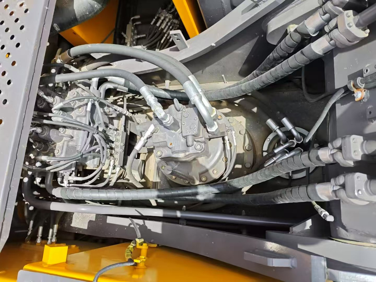 Volvo EC2500L - Lintekskavaator: pilt 2 Volvo EC2500L - Lintekskavaator: pilt 2