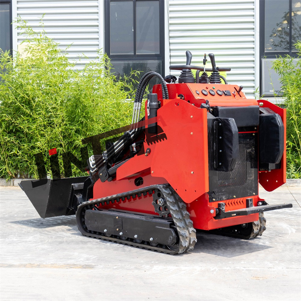 Powerful skid steer loader with different attachments - Kompaktroomiklaadur: pilt 4 Powerful skid steer loader with different attachments - Kompaktroomiklaadur: pilt 4