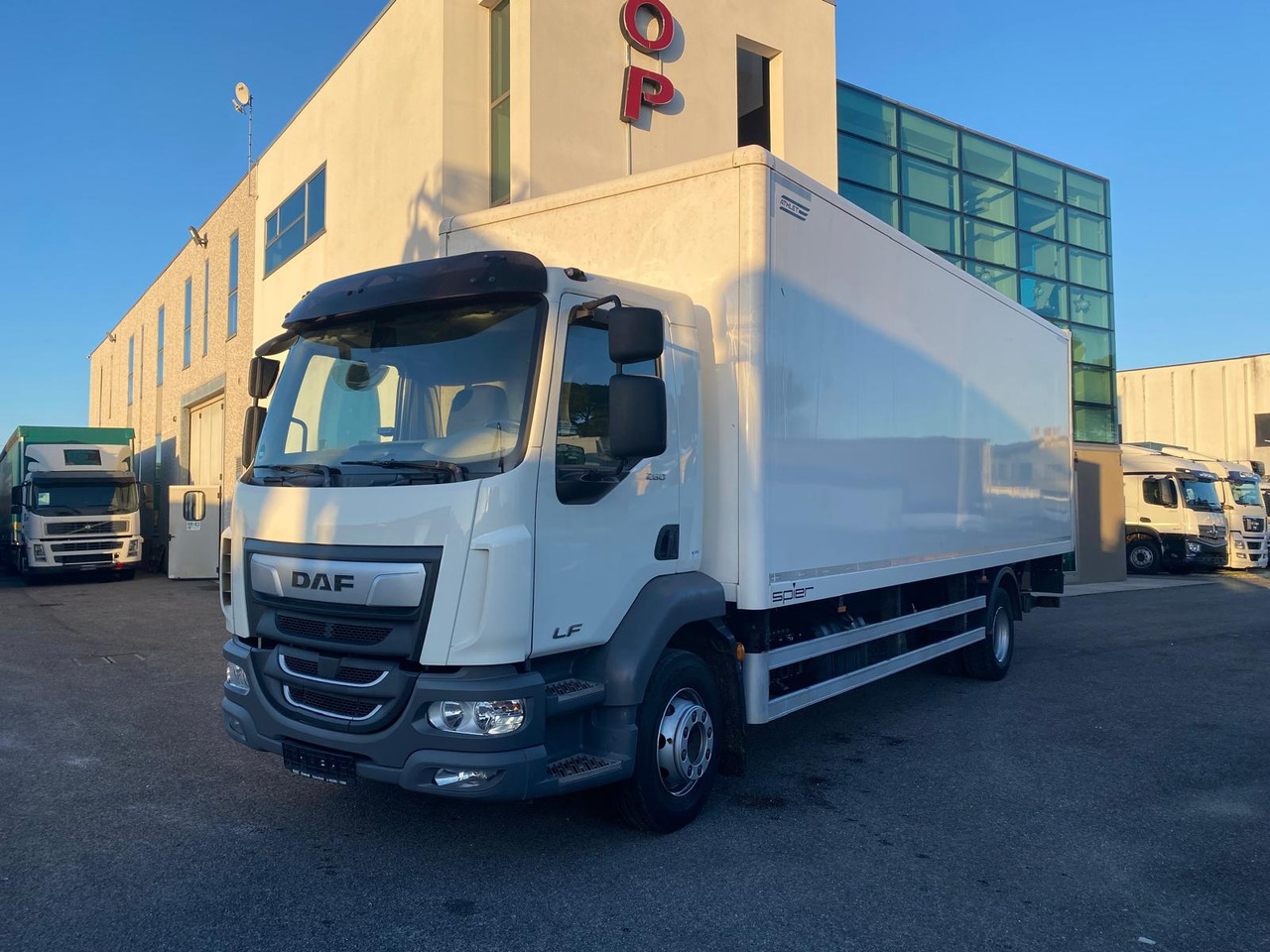 DAF LF 260 FA - Kasti veoauto: pilt 1 DAF LF 260 FA - Kasti veoauto: pilt 1