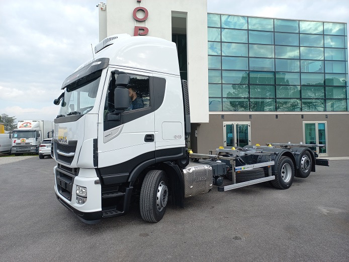 IVECO AS260S48 - Konteinerveduk/ Tõstukiga veoauto: pilt 3 IVECO AS260S48 - Konteinerveduk/ Tõstukiga veoauto: pilt 3