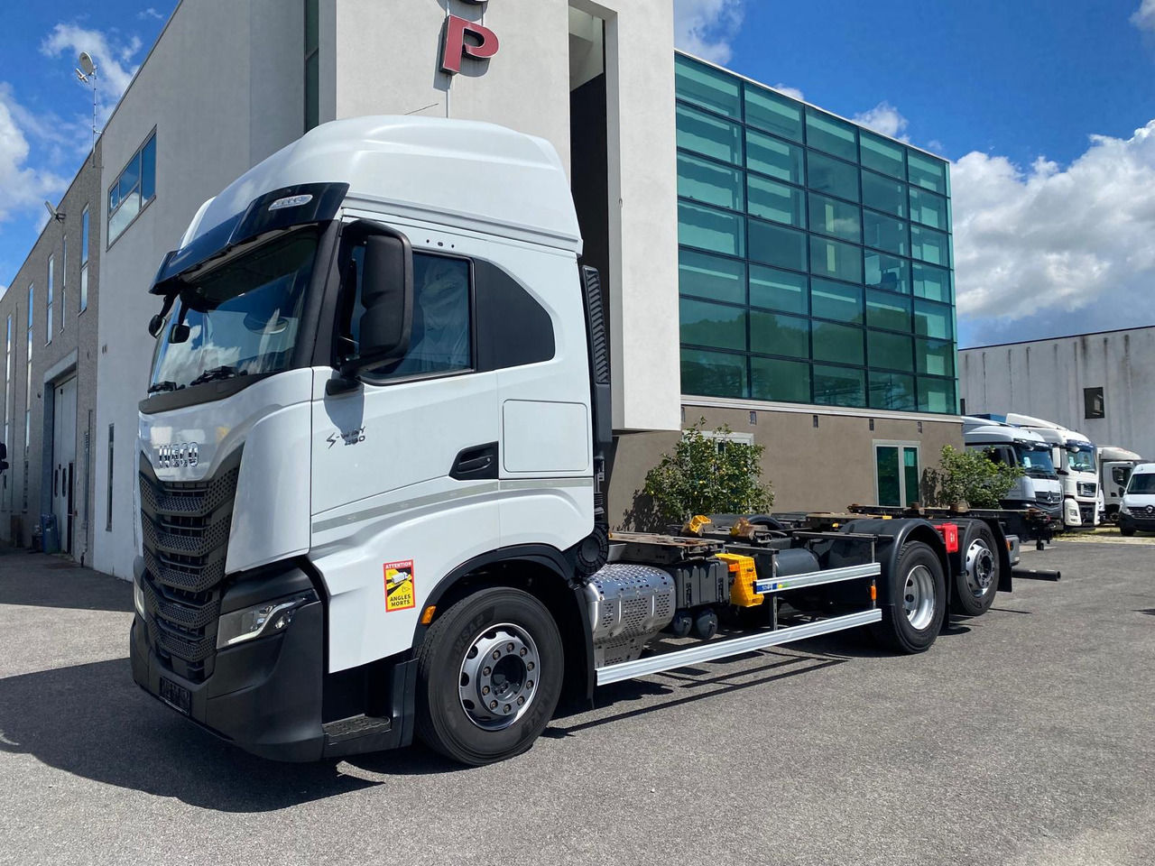 IVECO S-WAY AS260S48 - Konteinerveduk/ Tõstukiga veoauto: pilt 1 IVECO S-WAY AS260S48 - Konteinerveduk/ Tõstukiga veoauto: pilt 1