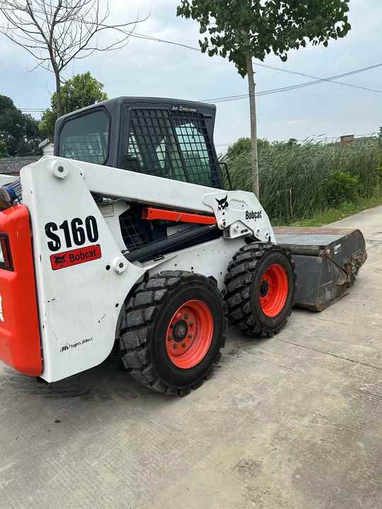 USED BOBCAT S160 Skid-steer Loader Bobcat S160 Carry Sweeper with Very Good Performance Is for Sale at a Low Price. - Kompaktlaadur: pilt 4 USED BOBCAT S160 Skid-steer Loader Bobcat S160 Carry Sweeper with Very Good Performance Is for Sale at a Low Price. - Kompaktlaadur: pilt 4