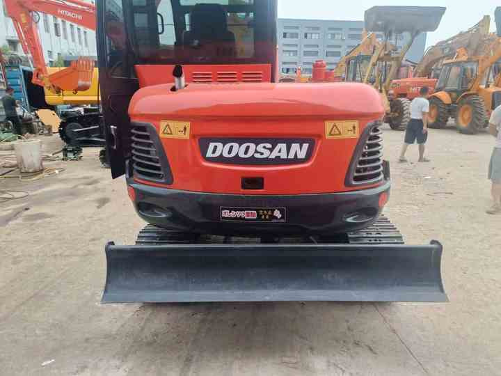 Used Mini Excavator DX55-9C Doosan Excavator 5 Tonnes High Performance Low Price for Sale Dh55 Dh60 Dx55 Dx60 in Stock - Miniekskavaator: pilt 4 Used Mini Excavator DX55-9C Doosan Excavator 5 Tonnes High Performance Low Price for Sale Dh55 Dh60 Dx55 Dx60 in Stock - Miniekskavaator: pilt 4