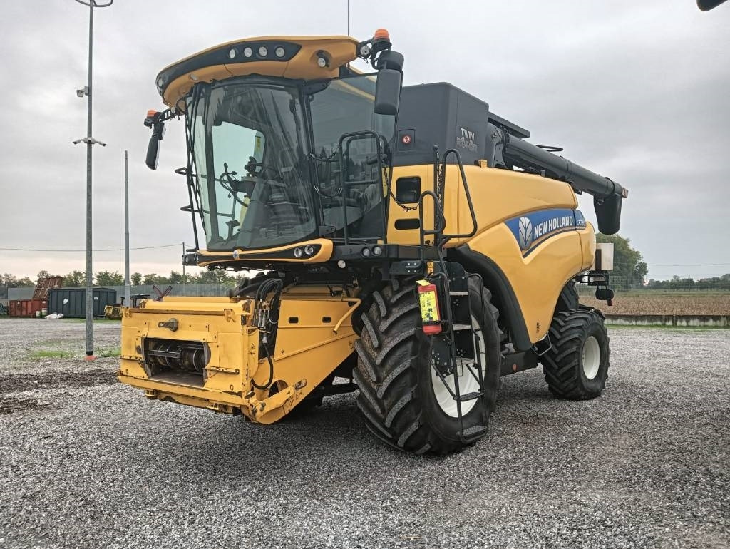 New Holland CR 7.90 - Kombain: pilt 2 New Holland CR 7.90 - Kombain: pilt 2