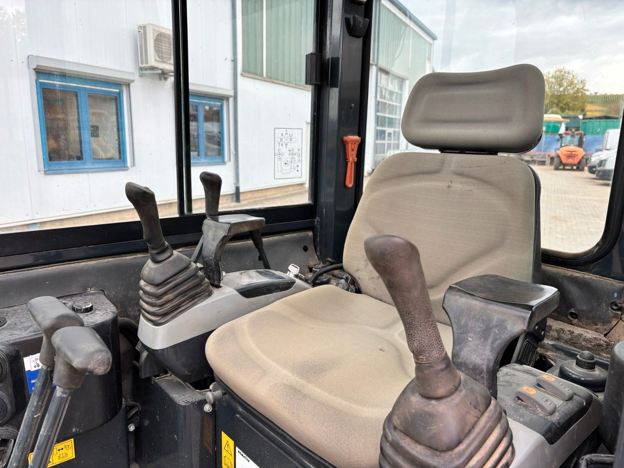 Komatsu PC26MR-3 - Miniekskavaator: pilt 4 Komatsu PC26MR-3 - Miniekskavaator: pilt 4