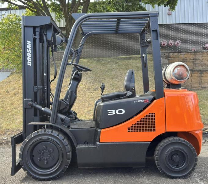 Doosan Chariot élévateur 3t gaz DOOSAN fenwick - Gaasitõstuk: pilt 1 Doosan Chariot élévateur 3t gaz DOOSAN fenwick - Gaasitõstuk: pilt 1