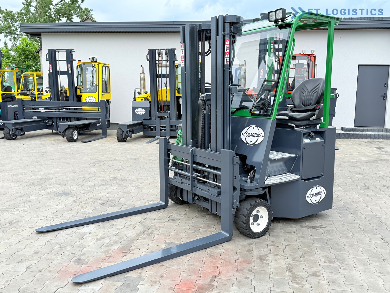 COMBILIFT CB3000 / DIESEL / TRIPLEX 4900MM / FREE LIFT / SIDESHIFT / FORK POSITIONER / 1500MM FORKS / LIKE NEW - 4-suunaline lükandmastiga tõstuk: pilt 1 COMBILIFT CB3000 / DIESEL / TRIPLEX 4900MM / FREE LIFT / SIDESHIFT / FORK POSITIONER / 1500MM FORKS / LIKE NEW - 4-suunaline lükandmastiga tõstuk: pilt 1