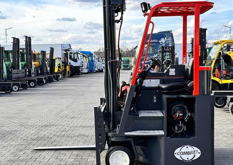 Combilift C3000CB / LPG / TRIPLEX / 5500MM / FREE LIFT / SIDE SHIFT + FORK POSITIONER / LIKE NEW - 4-suunaline lükandmastiga tõstuk: pilt 2 Combilift C3000CB / LPG / TRIPLEX / 5500MM / FREE LIFT / SIDE SHIFT + FORK POSITIONER / LIKE NEW - 4-suunaline lükandmastiga tõstuk: pilt 2