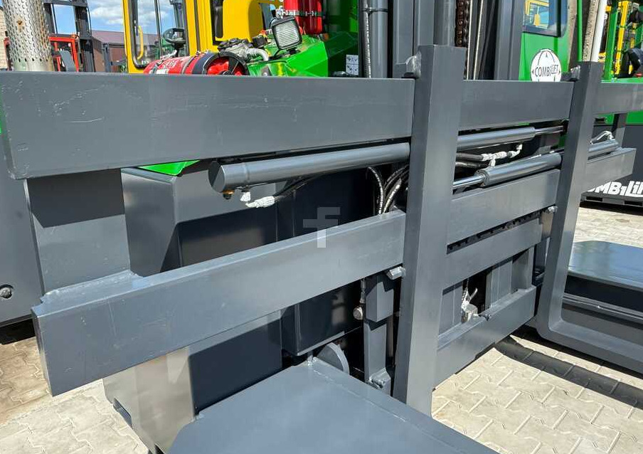 Combilift C5000E / ELECTRIC / TRIPLEX 8300MM / FULL FREE LIFT / WIDE POSITIONER / FORK SIDESHIFT / BATTERY LIKE NEW - 4-suunaline lükandmastiga tõstuk: pilt 5 Combilift C5000E / ELECTRIC / TRIPLEX 8300MM / FULL FREE LIFT / WIDE POSITIONER / FORK SIDESHIFT / BATTERY LIKE NEW - 4-suunaline lükandmastiga tõstuk: pilt 5