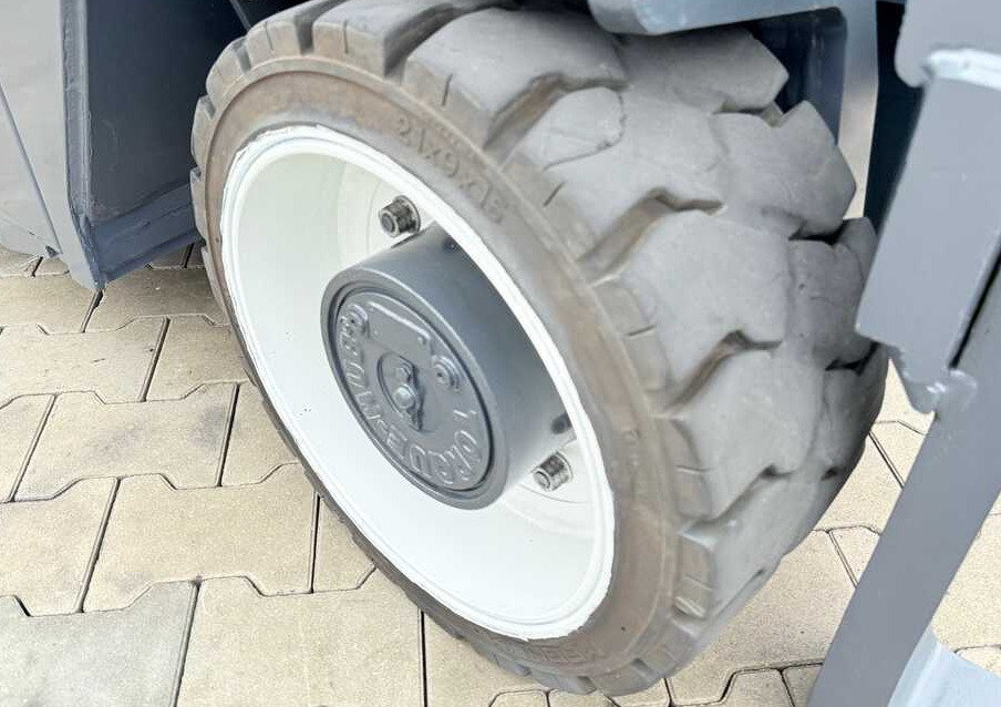 Combilift CBE4000 / TRIPLEX / 5200 / FREE-LIFT - 4-suunaline lükandmastiga tõstuk: pilt 5 Combilift CBE4000 / TRIPLEX / 5200 / FREE-LIFT - 4-suunaline lükandmastiga tõstuk: pilt 5