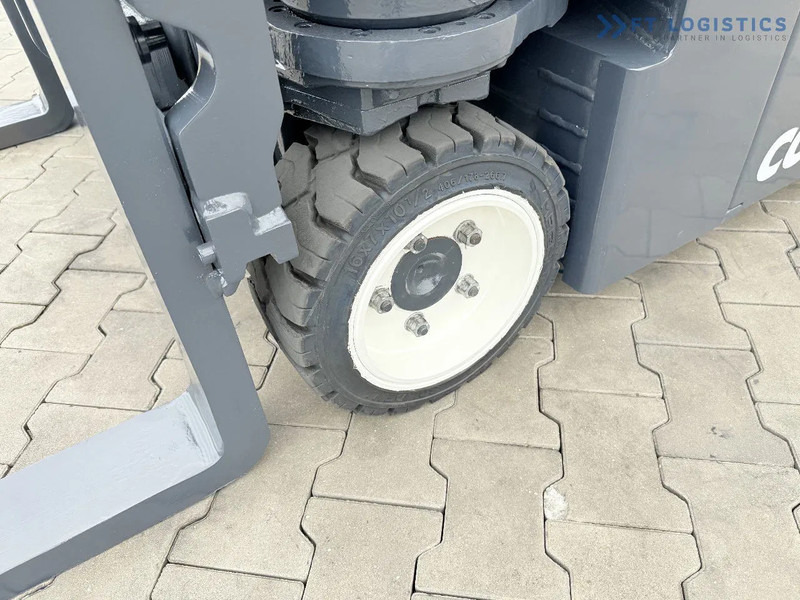 Combilift Combilift CBE2500 / TRIPLEX / 5500MM / FREE LIFT / ELECTRIC DRIVE / ONLY 2300 MTH / FORK POSITIONER / SIDE SHIFT / NEW TYRES / L - 4-suunaline lükandmastiga tõstuk: pilt 4 Combilift Combilift CBE2500 / TRIPLEX / 5500MM / FREE LIFT / ELECTRIC DRIVE / ONLY 2300 MTH / FORK POSITIONER / SIDE SHIFT / NEW TYRES / L - 4-suunaline lükandmastiga tõstuk: pilt 4