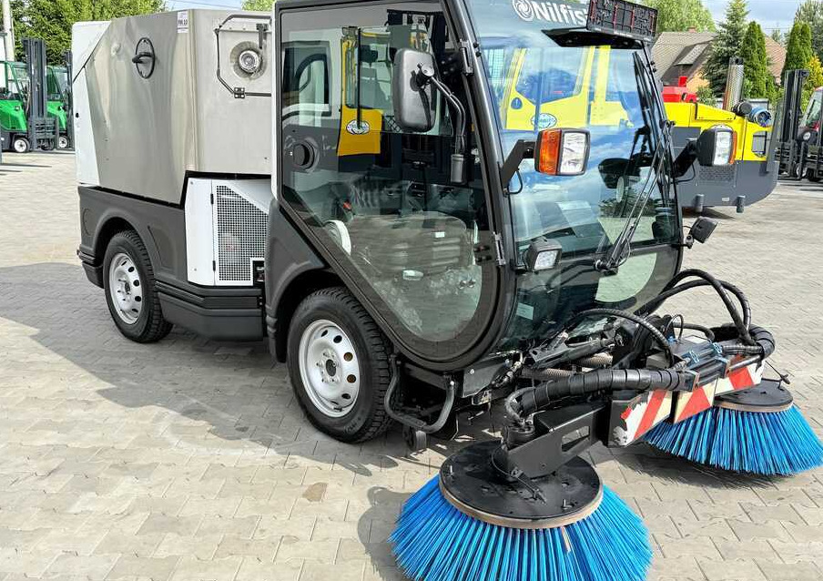 Nilfisk Nilfisk City Ranger 3500 – Articulated Municipal Sweeper | Year 2017 | On - Tänavapühkimismasin: pilt 5 Nilfisk Nilfisk City Ranger 3500 – Articulated Municipal Sweeper | Year 2017 | On - Tänavapühkimismasin: pilt 5