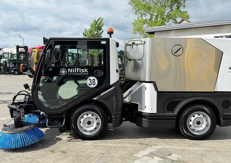 Nilfisk Nilfisk City Ranger 3500 – Articulated Municipal Sweeper | Year 2017 | On - Tänavapühkimismasin: pilt 2 Nilfisk Nilfisk City Ranger 3500 – Articulated Municipal Sweeper | Year 2017 | On - Tänavapühkimismasin: pilt 2