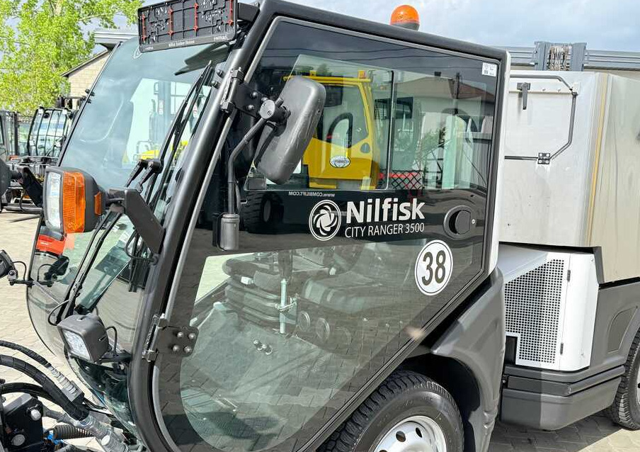 Nilfisk Nilfisk City Ranger 3500 – Articulated Municipal Sweeper | Year 2017 | On - Tänavapühkimismasin: pilt 4 Nilfisk Nilfisk City Ranger 3500 – Articulated Municipal Sweeper | Year 2017 | On - Tänavapühkimismasin: pilt 4