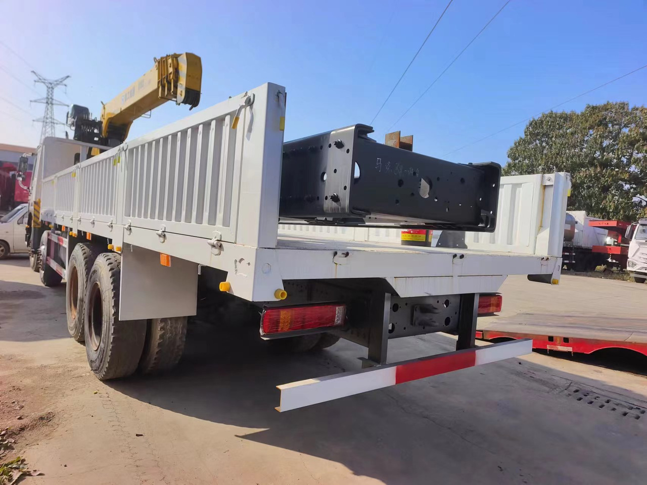 HOWO HOWO 371 chassis,10 TONS crane truck - Kraanaga veoauto: pilt 2 HOWO HOWO 371 chassis,10 TONS crane truck - Kraanaga veoauto: pilt 2