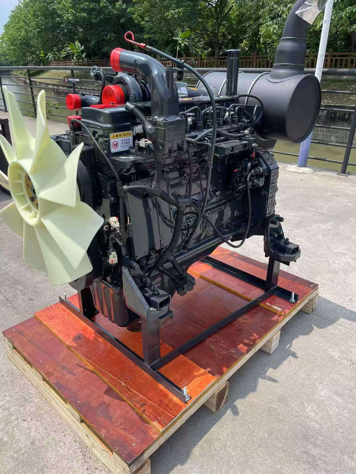 KOMATSU 6D107E-1 - Mootor - Ekskavaator: pilt 1 KOMATSU 6D107E-1 - Mootor - Ekskavaator: pilt 1