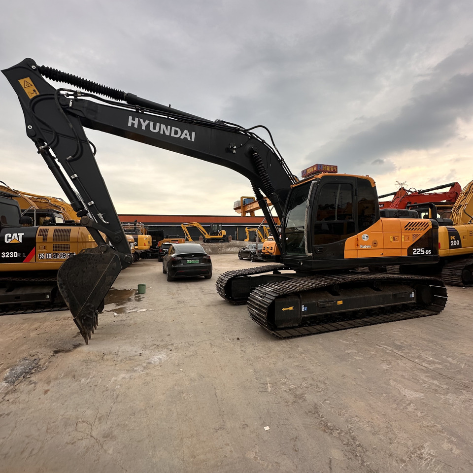 EXCAVATOR Second-hand Korean Hyundai 225-9S Excavator of Excellent Quality Is on Hot Sale at a Low Price - Ekskavaator: pilt 4 EXCAVATOR Second-hand Korean Hyundai 225-9S Excavator of Excellent Quality Is on Hot Sale at a Low Price - Ekskavaator: pilt 4