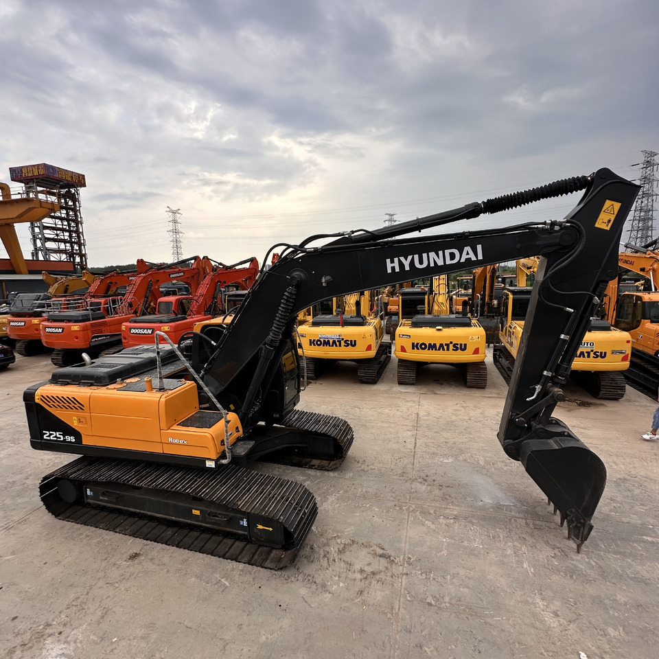 EXCAVATOR Second-hand Korean Hyundai 225-9S Excavator of Excellent Quality Is on Hot Sale at a Low Price - Ekskavaator: pilt 1 EXCAVATOR Second-hand Korean Hyundai 225-9S Excavator of Excellent Quality Is on Hot Sale at a Low Price - Ekskavaator: pilt 1
