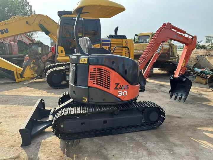 Mini 3-Ton Excavator used Hitachi ZX30 excavator with Excellent Performance and Low Price for sale! - Ekskavaator: pilt 3 Mini 3-Ton Excavator used Hitachi ZX30 excavator with Excellent Performance and Low Price for sale! - Ekskavaator: pilt 3