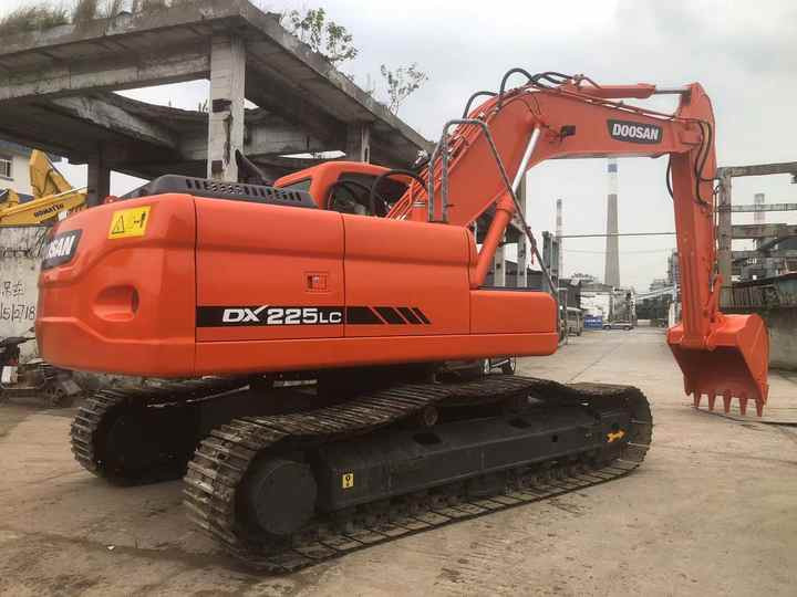 Used Excavator Doosan DX225LC Excavators Mini Equipment Earth Moving Machinery Doosan Digger Excavator for Sale - Lintekskavaator: pilt 2 Used Excavator Doosan DX225LC Excavators Mini Equipment Earth Moving Machinery Doosan Digger Excavator for Sale - Lintekskavaator: pilt 2