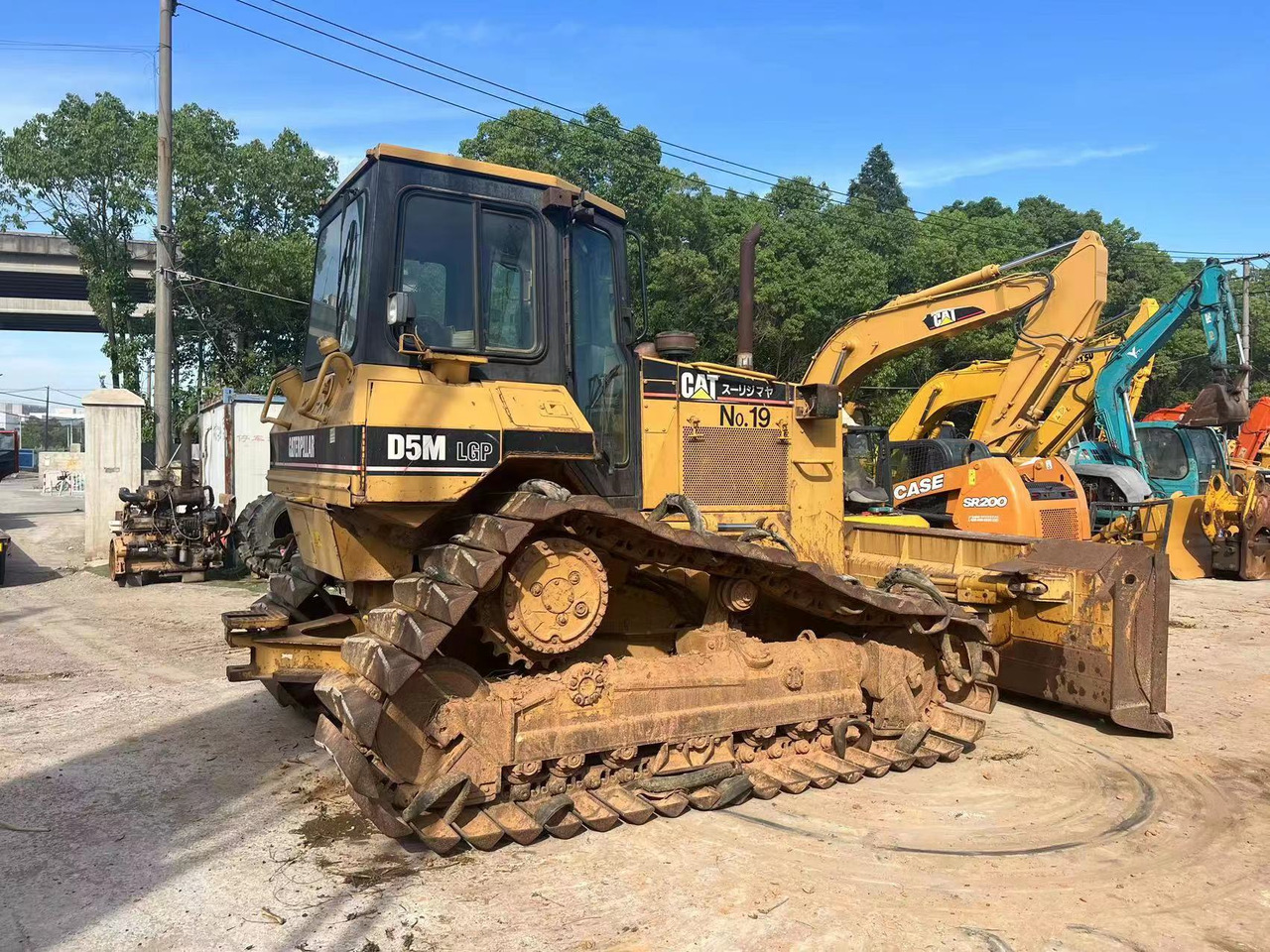 CATERPILLAR D5M - Buldooser: pilt 1 CATERPILLAR D5M - Buldooser: pilt 1
