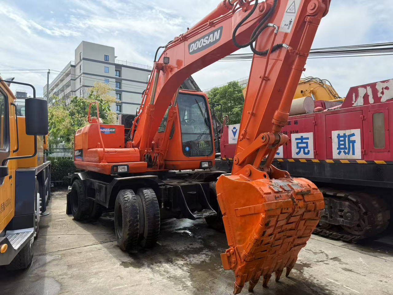 DOOSAN DH150W-7 - Ratastel ekskavaator: pilt 4 DOOSAN DH150W-7 - Ratastel ekskavaator: pilt 4