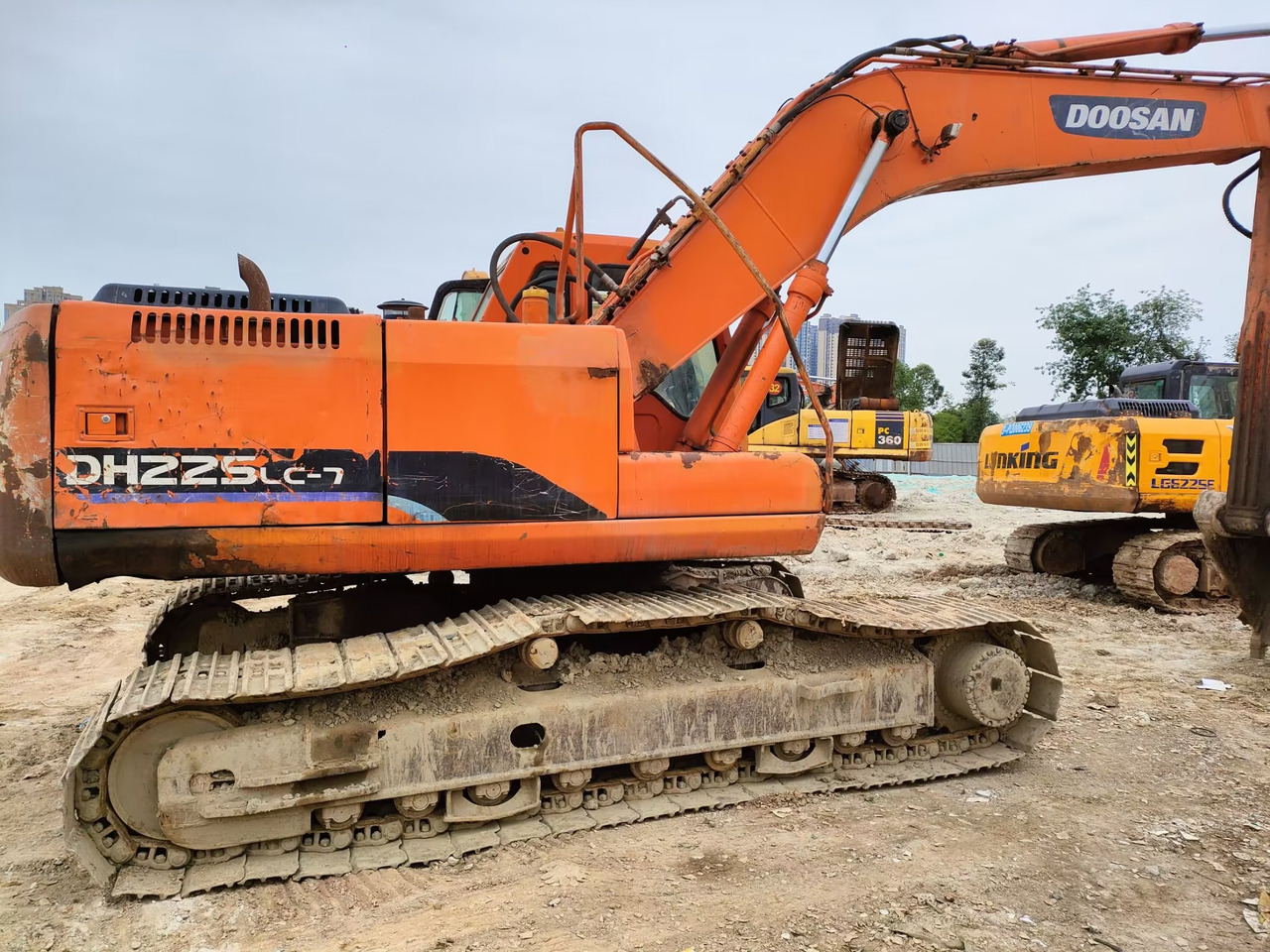 DOOSAN DH225LC-7 - Lintekskavaator: pilt 2 DOOSAN DH225LC-7 - Lintekskavaator: pilt 2