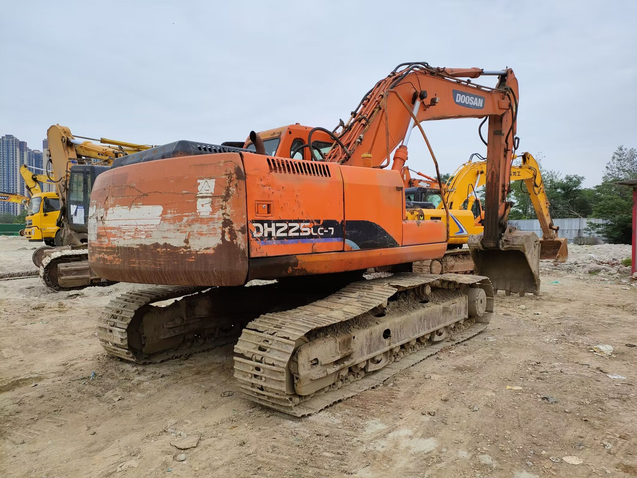 DOOSAN DH225LC-7 - Lintekskavaator: pilt 1 DOOSAN DH225LC-7 - Lintekskavaator: pilt 1