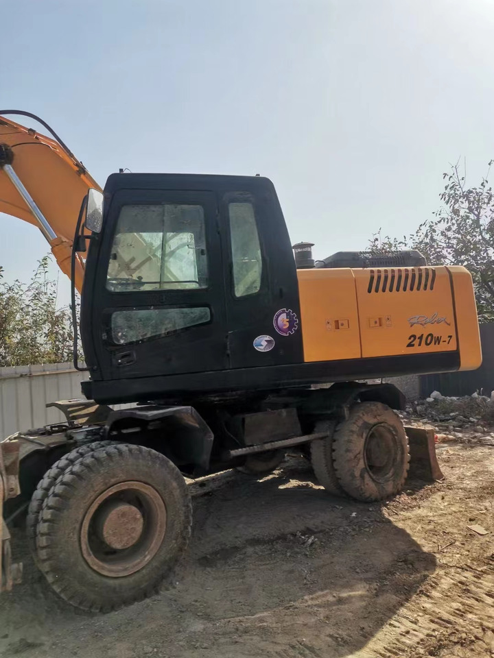 HYUNDAI R210W-7 - Ratastel ekskavaator: pilt 1 HYUNDAI R210W-7 - Ratastel ekskavaator: pilt 1