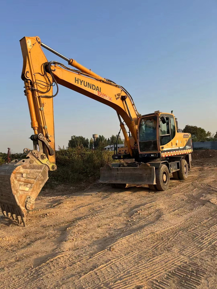 HYUNDAI R210W-9 - Ratastel ekskavaator: pilt 1 HYUNDAI R210W-9 - Ratastel ekskavaator: pilt 1