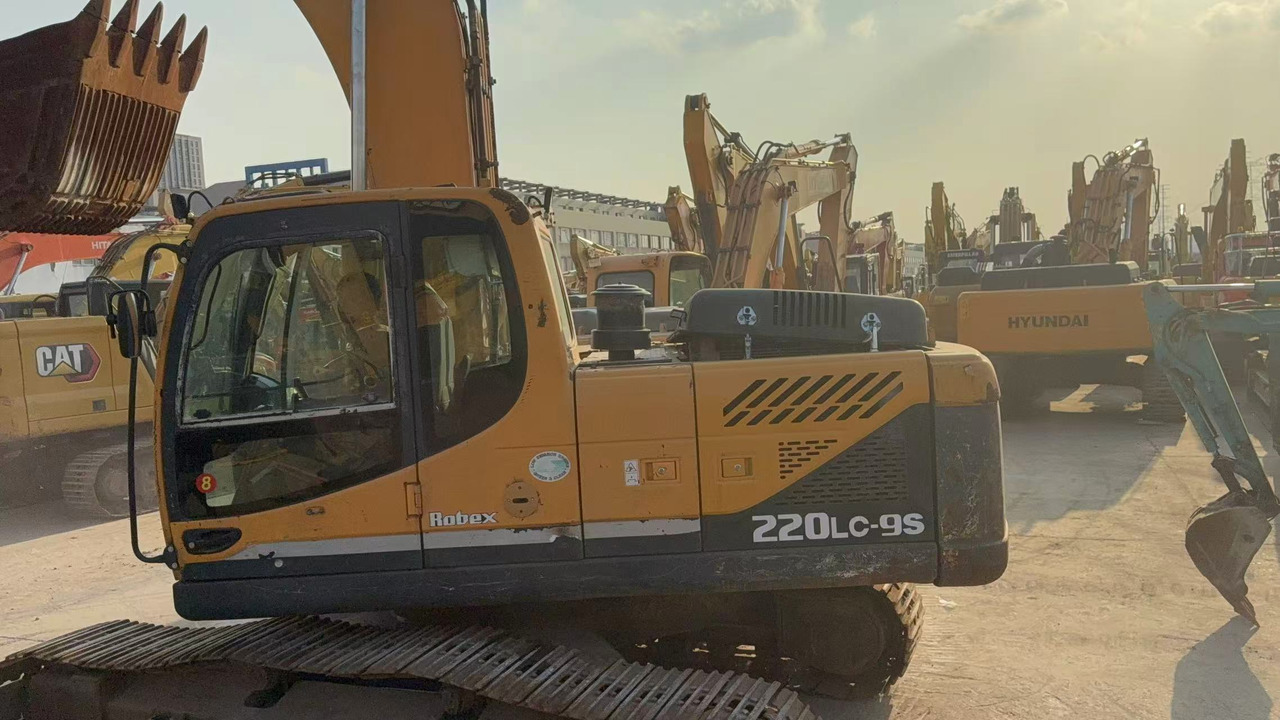 HYUNDAI R220LC-9S - Lintekskavaator: pilt 4 HYUNDAI R220LC-9S - Lintekskavaator: pilt 4