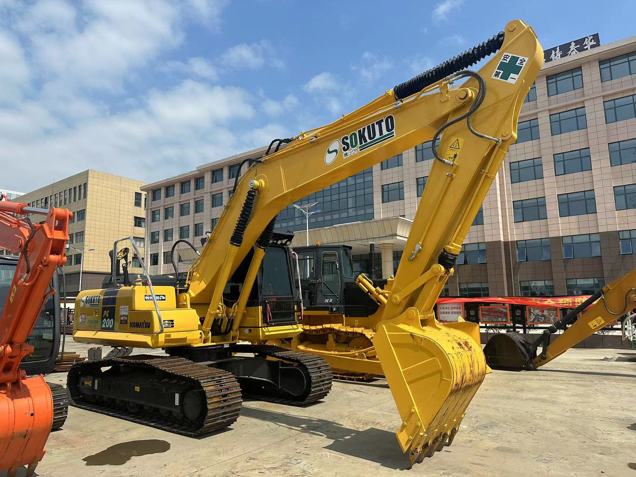 KOMATSU PC200-8N1 - Lintekskavaator: pilt 2 KOMATSU PC200-8N1 - Lintekskavaator: pilt 2