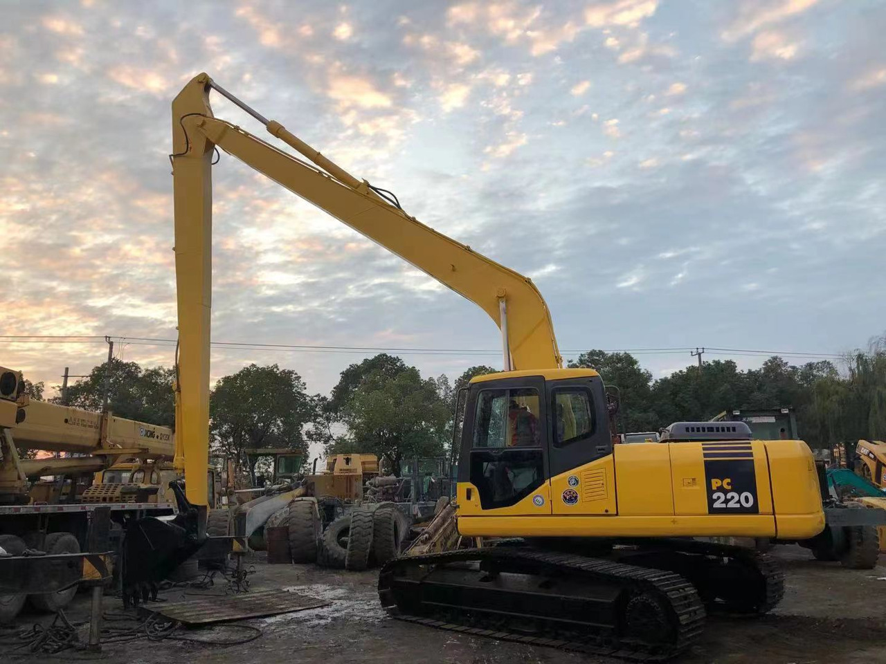 KOMATSU PC220-7 - Lintekskavaator: pilt 2 KOMATSU PC220-7 - Lintekskavaator: pilt 2