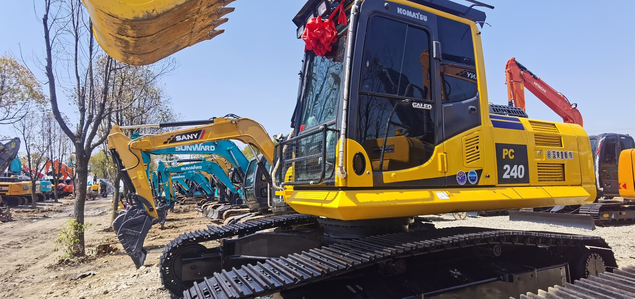 KOMATSU PC240-8 - Lintekskavaator: pilt 2 KOMATSU PC240-8 - Lintekskavaator: pilt 2