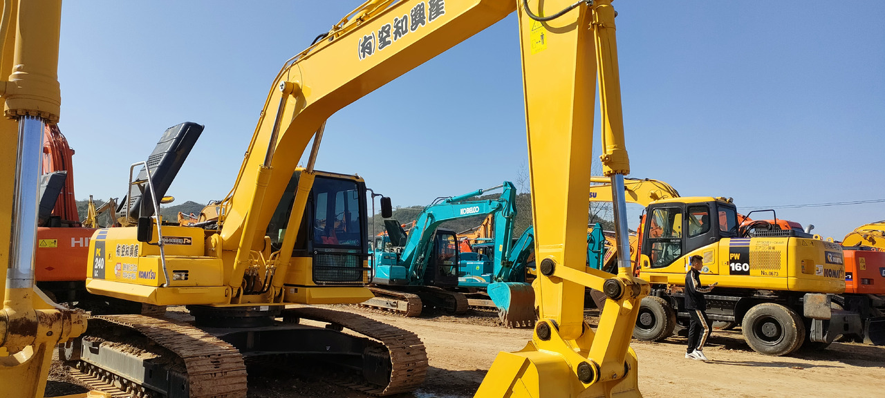 KOMATSU PC240-8 - Lintekskavaator: pilt 3 KOMATSU PC240-8 - Lintekskavaator: pilt 3
