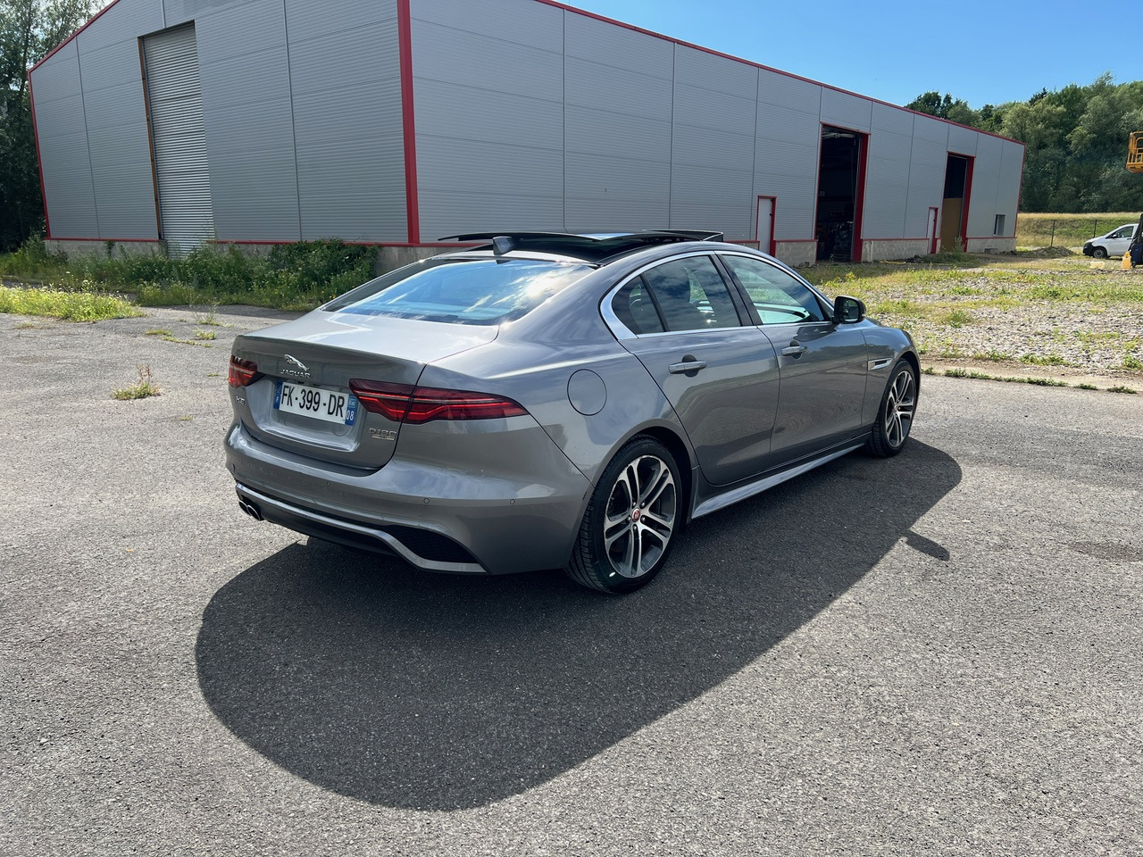 JAGUAR XE 20MY SE R-DYN. 2.0L D 180 BVA8 Cockpit PANO - Sedaan: pilt 2 JAGUAR XE 20MY SE R-DYN. 2.0L D 180 BVA8 Cockpit PANO - Sedaan: pilt 2
