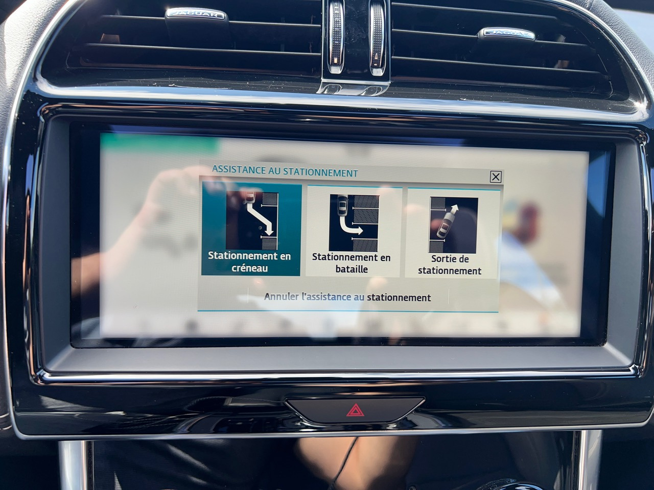 Sedaan JAGUAR XE 20MY SE R-DYN. 2.0L D 180 BVA8 Cockpit PANO: pilt 9