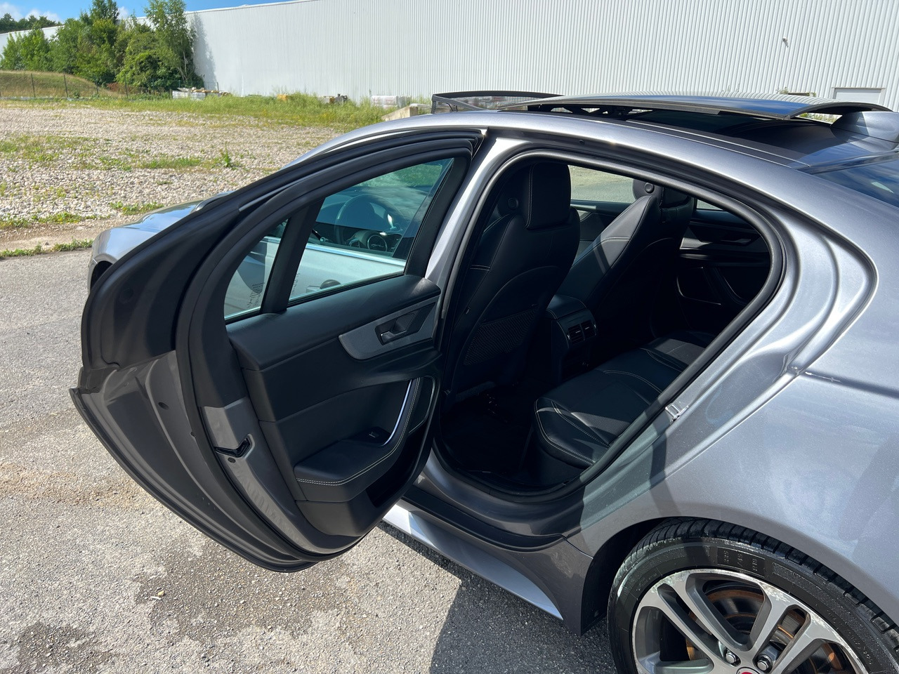 Sedaan JAGUAR XE 20MY SE R-DYN. 2.0L D 180 BVA8 Cockpit PANO: pilt 37